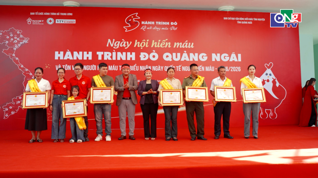 Phó Bí thư Tỉnh ủy, Trưởng đoàn ĐBQH tỉnh Đinh Thị Hồng Minh trao Bằng khen của Chủ tịch UBND tỉnh cho các gia đình có thành tích xuất sắc trong công tác hiến máu tình nguyện năm 2026.
