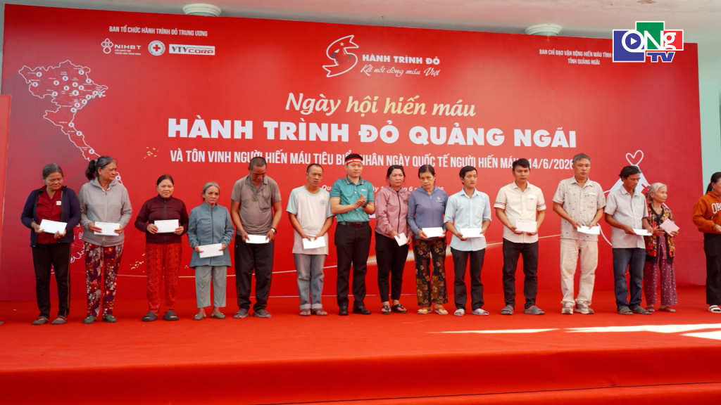 Trao quà cho các gia đình có hoàn cảnh khó khăn bị bệnh về máu.