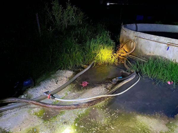 Lực lượng Công an phối hợp các đơn vị chức năng kiểm tra hiện trường, ghi nhận dấu hiệu xả nước thải chăn nuôi ra môi trường tại Trang trại chăn nuôi Duyên Thịnh Phát ở xã Ia Đal.