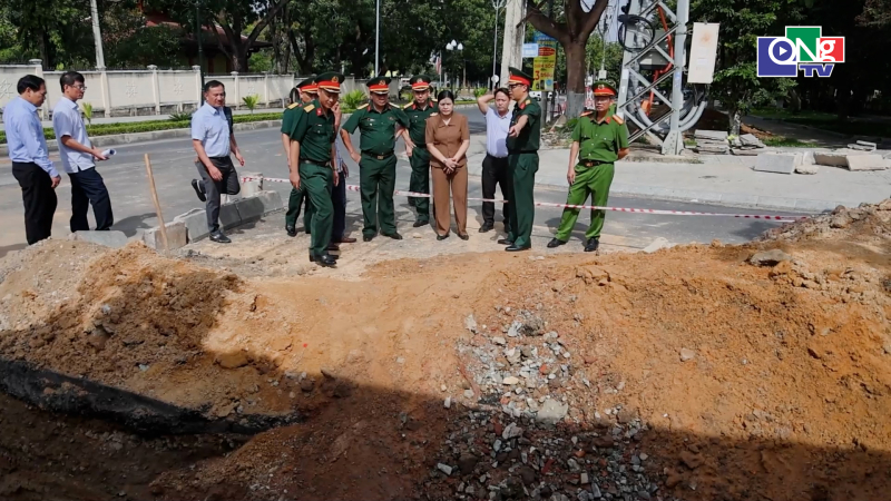Kiểm tra hiện trường đ&agrave;o r&atilde;nh th&aacute;m s&aacute;t tại đường Trường Chinh