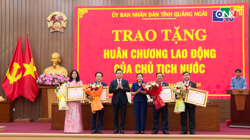 Trao Hu&acirc;n chương lao động cho c&aacute;c đồng ch&iacute; nguy&ecirc;n l&atilde;nh đạo tỉnh