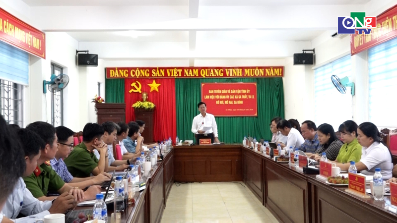 Trưởng Ban Tuy&ecirc;n gi&aacute;o v&agrave; D&acirc;n vận Tỉnh ủy l&agrave;m việc với 5 x&atilde; ph&iacute;a t&acirc;y