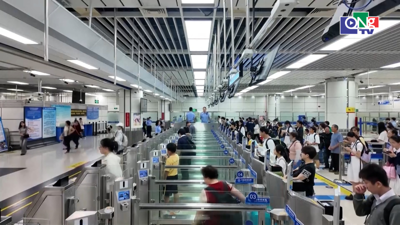 Trung Quốc cao điểm đ&oacute;n kh&aacute;ch dịp lễ hội Thuyền rồng