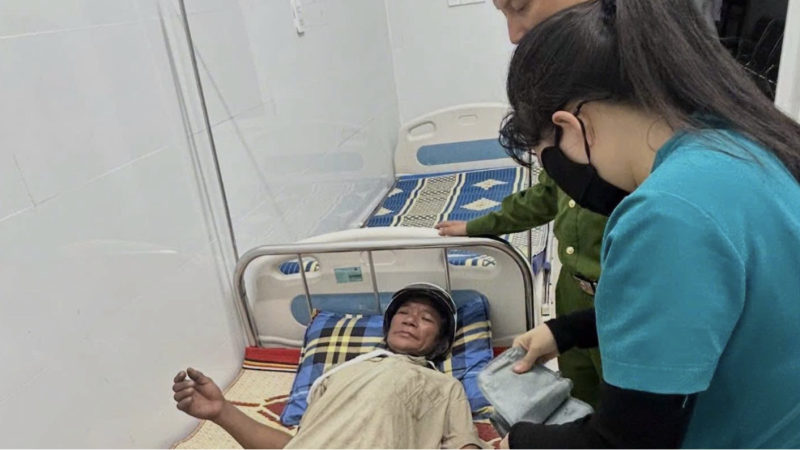 Kịp thời hỗ trợ người d&acirc;n bị rắn cắn đi cấp cứu