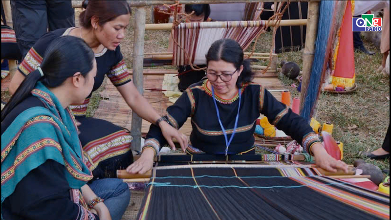 Thổ cẩm kể chuyện đại ng&agrave;n