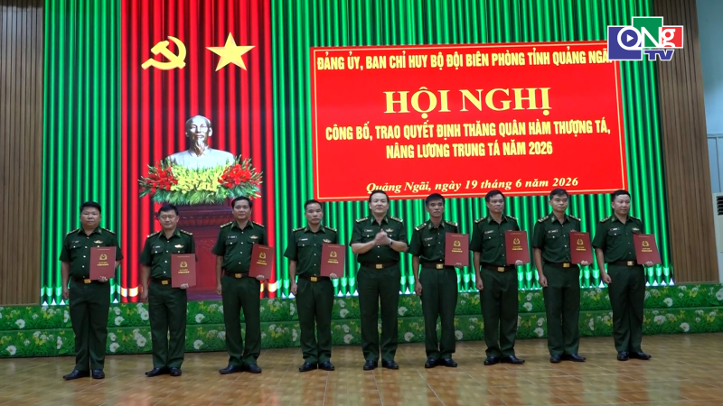 Trao quyết định thăng qu&acirc;n h&agrave;m sĩ quan