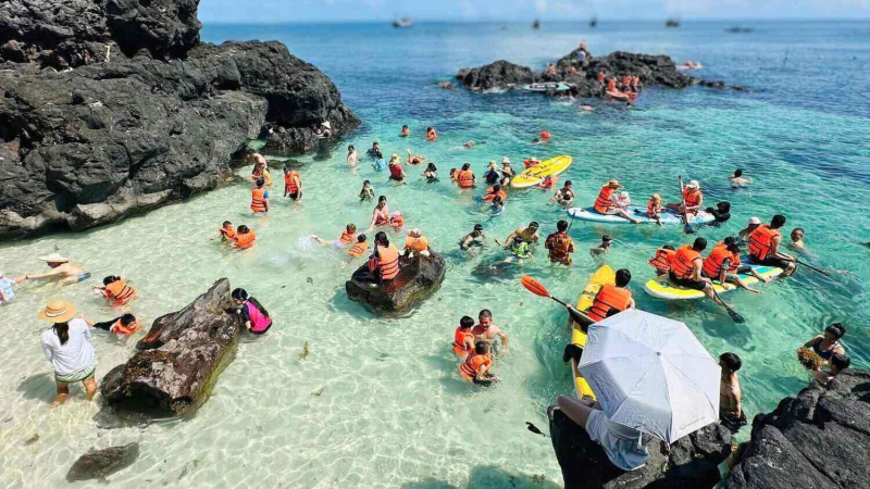 Gần 4 triệu lượt kh&aacute;ch đến Quảng Ng&atilde;i trong 6 th&aacute;ng