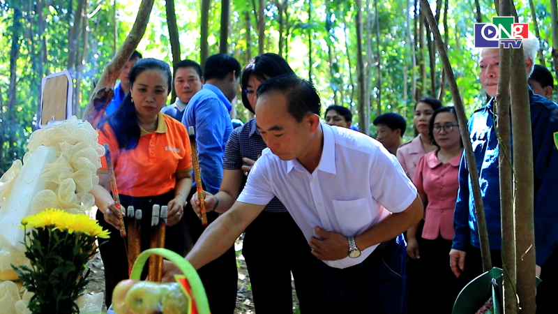 D&acirc;ng hương tưởng niệm Anh h&ugrave;ng liệt sĩ, B&aacute;c sĩ Đặng Th&ugrave;y Tr&acirc;m