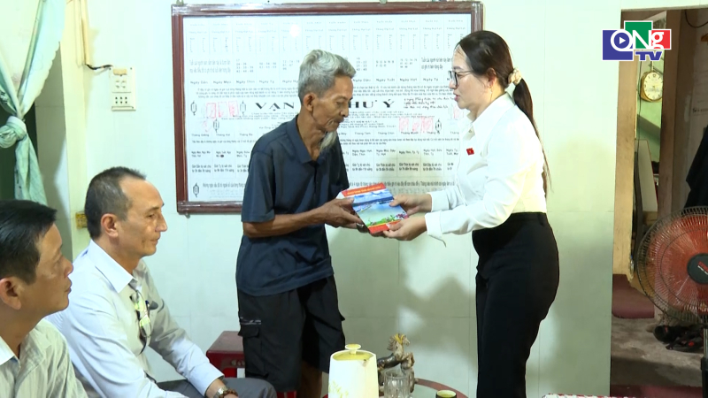 Ph&oacute; Trưởng đo&agrave;n ĐBQH chuy&ecirc;n tr&aacute;ch tỉnh thăm gia đ&igrave;nh nạn nh&acirc;n bị tai nạn lao động