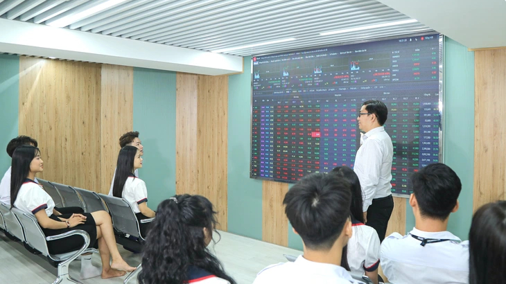 Trường đại học c&ocirc;ng lập Việt Nam đầu ti&ecirc;n đạt chuẩn kiểm định QAA của Anh