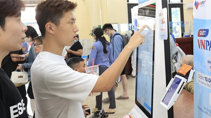 Th&ecirc;m t&iacute;nh năng v&eacute; t&agrave;u điện tử, h&agrave;nh kh&aacute;ch dễ d&agrave;ng đổi v&eacute; online