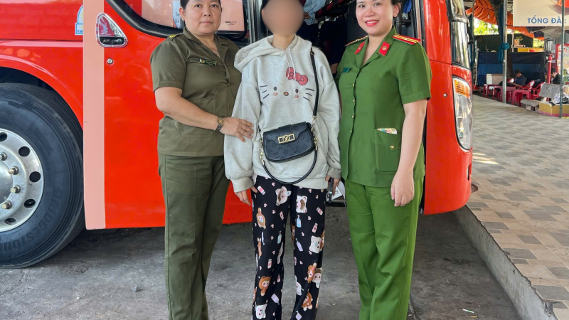 Hỗ trợ người khuyết tật đi lạc đo&agrave;n tụ c&ugrave;ng gia đ&igrave;nh