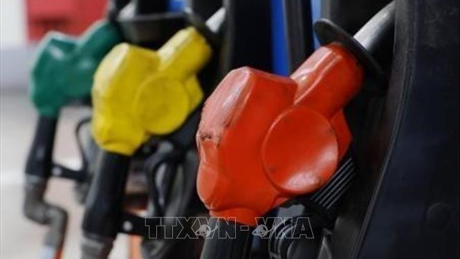 Gi&aacute; dầu tăng hơn 2% do căng thẳng Trung Đ&ocirc;ng