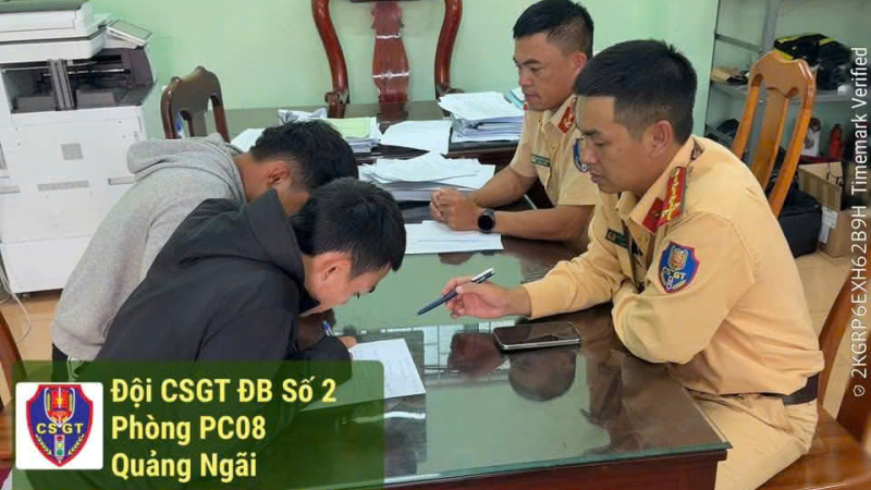 X&aacute;c minh, xử l&yacute; thanh ni&ecirc;n chạy bốc đầu xe tr&ecirc;n đường phố