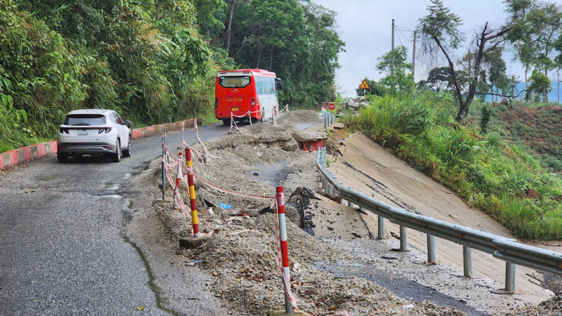 Gấp r&uacute;t khắc phục hư hỏng, đứt g&atilde;y nền đường QL24