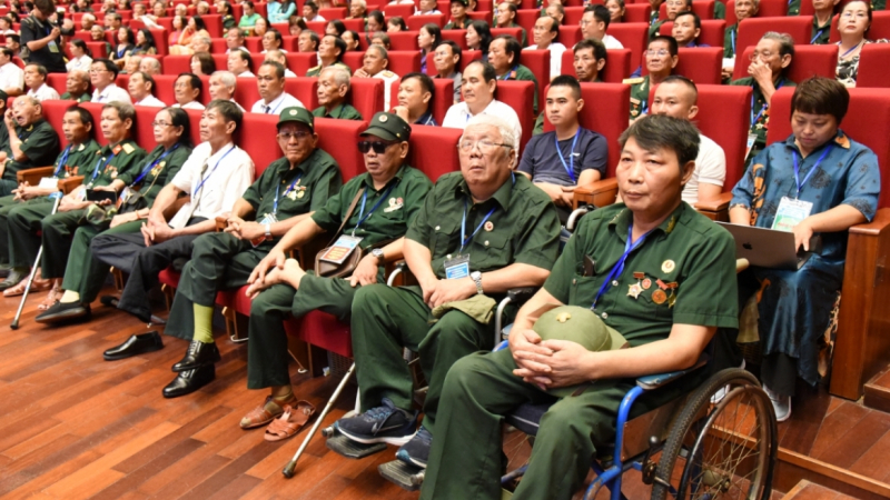 Gần 476 tỉ đồng tặng qu&agrave; cho người c&oacute; c&ocirc;ng