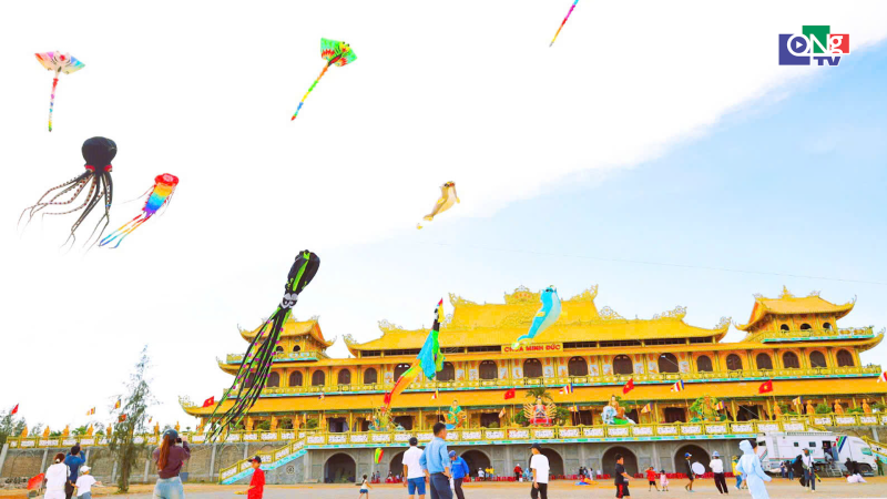 M&atilde;n nh&atilde;n sắc m&agrave;u diều nghệ thuật