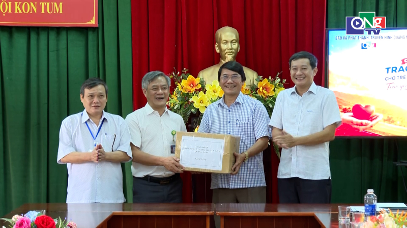 Tặng qu&agrave; cho trẻ em tại Trung t&acirc;m C&ocirc;ng t&aacute;c x&atilde; hội Kon Tum