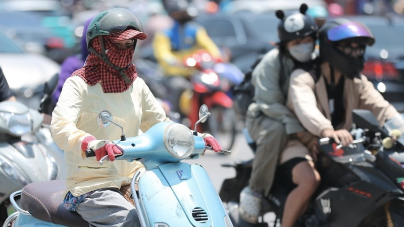 Nắng n&oacute;ng tiếp tục bao tr&ugrave;m Bắc Bộ v&agrave; Trung Bộ