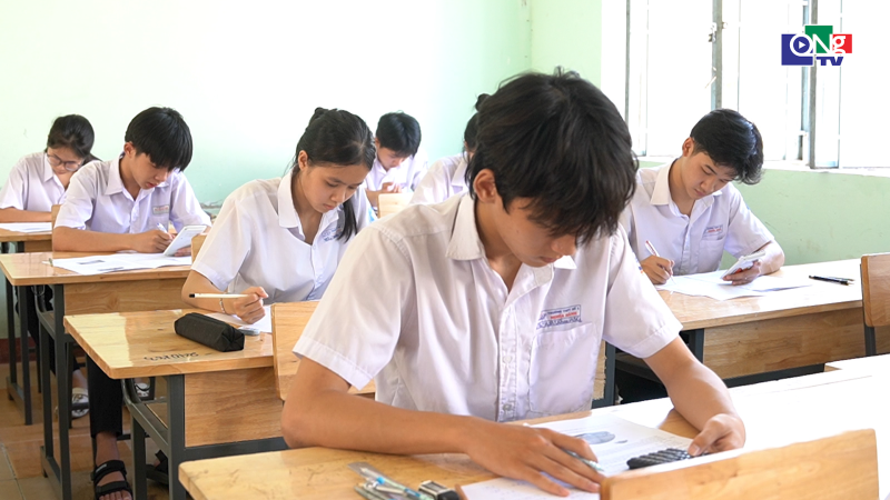 Gi&uacute;p th&iacute; sinh l&agrave;m quen với kỳ thi tốt nghiệp THPT
