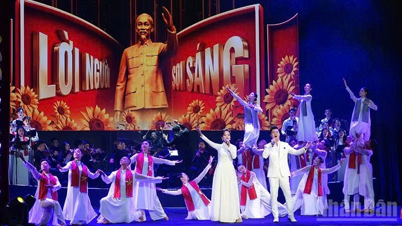 Đ&ecirc;m nghệ thuật "Hồ Ch&iacute; Minh - Nguồn s&aacute;ng dẫn đường&rdquo;
