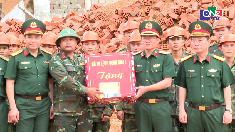 Qu&acirc;n khu 5 kiểm tra c&aacute;c đơn vị ph&iacute;a t&acirc;y Quảng Ng&atilde;i 