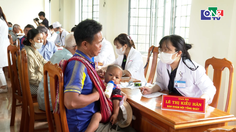 Tư vấn, cấp ph&aacute;t thuốc miễn ph&iacute; cho người d&acirc;n