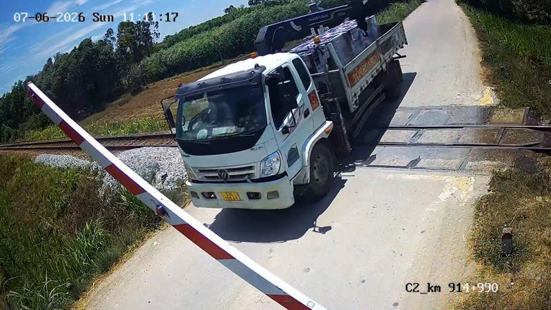 T&agrave;i xế xe tải l&agrave;m g&atilde;y g&aacute;c chắn t&agrave;u hỏa đối mặt mức phạt hơn 40 triệu đồng