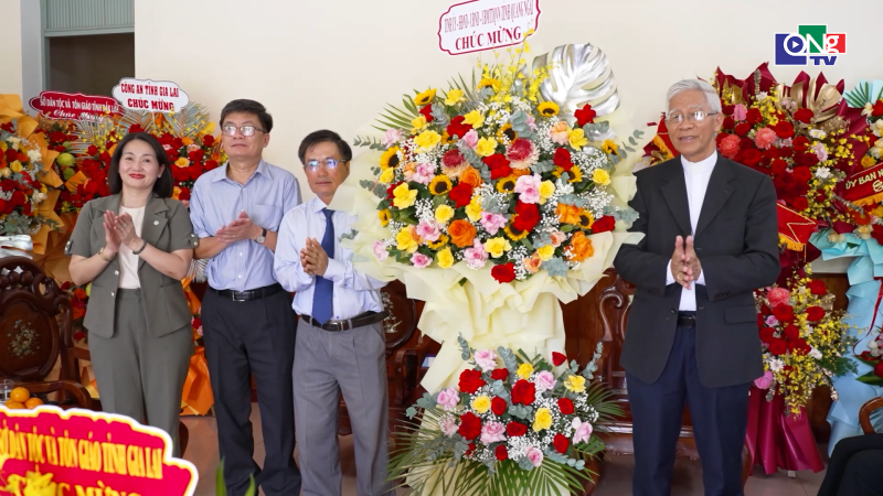 L&atilde;nh đạo tỉnh Quảng Ng&atilde;i ch&uacute;c mừng T&acirc;n Gi&aacute;m mục Ph&oacute; Gi&aacute;o phận Quy Nhơn