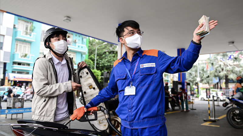 Gi&aacute; xăng E10 đồng loạt giảm