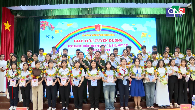 Tuy&ecirc;n dương học sinh ti&ecirc;u biểu l&agrave; con qu&acirc;n nh&acirc;n 