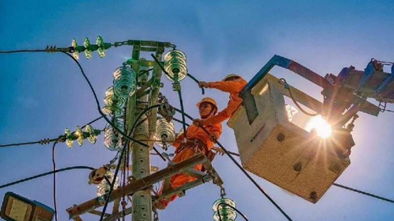 Sử dụng điện tiết kiệm trong cao điểm nắng n&oacute;ng 