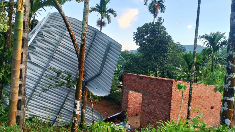Lốc xo&aacute;y l&agrave;m hơn 70 nh&agrave; d&acirc;n ở Quảng Ng&atilde;i bị hư hỏng