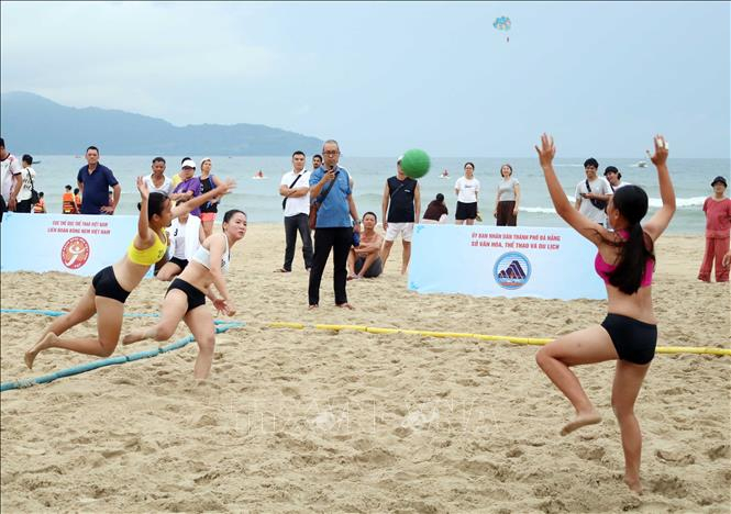 Trận tranh tài bóng ném nữ giữa đội Gia Lai và đội thành phố Hồ Chí Minh. Ảnh: TTXVN