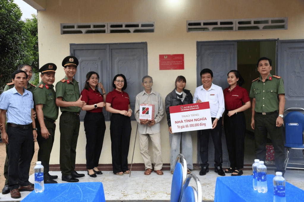 Mái ấm nghĩa tình được trao tận tay gia đình ông A Dũng, tiếp thêm động lực vượt qua khó khăn. Ảnh: Công an Quảng Ngãi.