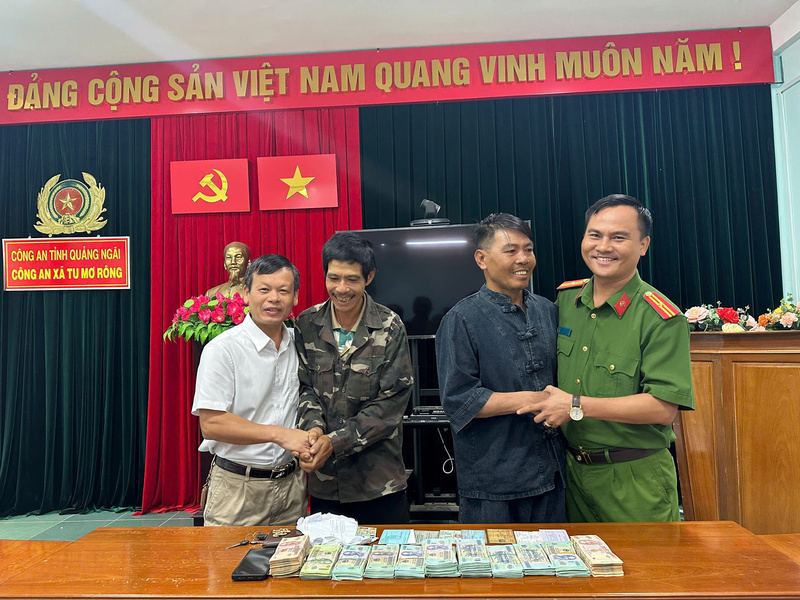 Sáng ngày 3/7, chính quyền xã Tu Mơ Rông đã bàn giao ông Toán và toàn bộ tài sản cho người thân gia đình. Ảnh: UBND xã Tu Mơ Rông