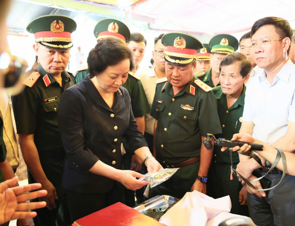 Phó Thủ tướng xem các di vật của anh hùng liệt sỹ được tìm thấy khi đào thăm dò tại khu vực điểm A của Công viên Lê Thị Riêng. Ảnh: VGP