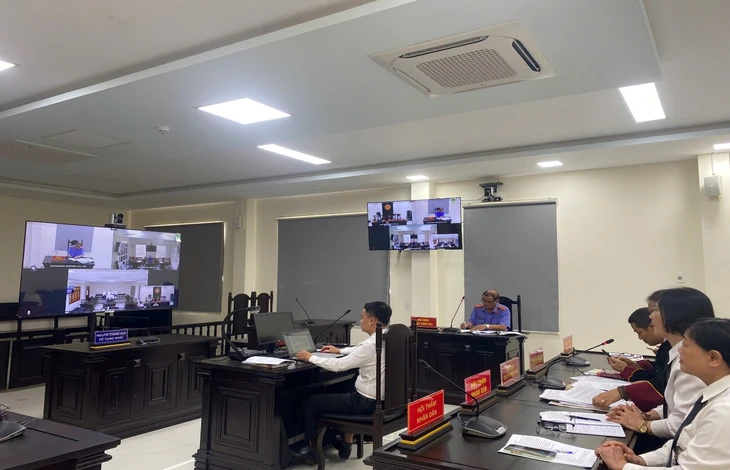 Phiên tòa được xét xử trực tuyến, bị cáo A Thin bị tuyên 10 năm tù với hai tội danh giết người và tàng trữ, sử dụng trái phép vũ khí quân dụng. Ảnh: VĂN MẠNH