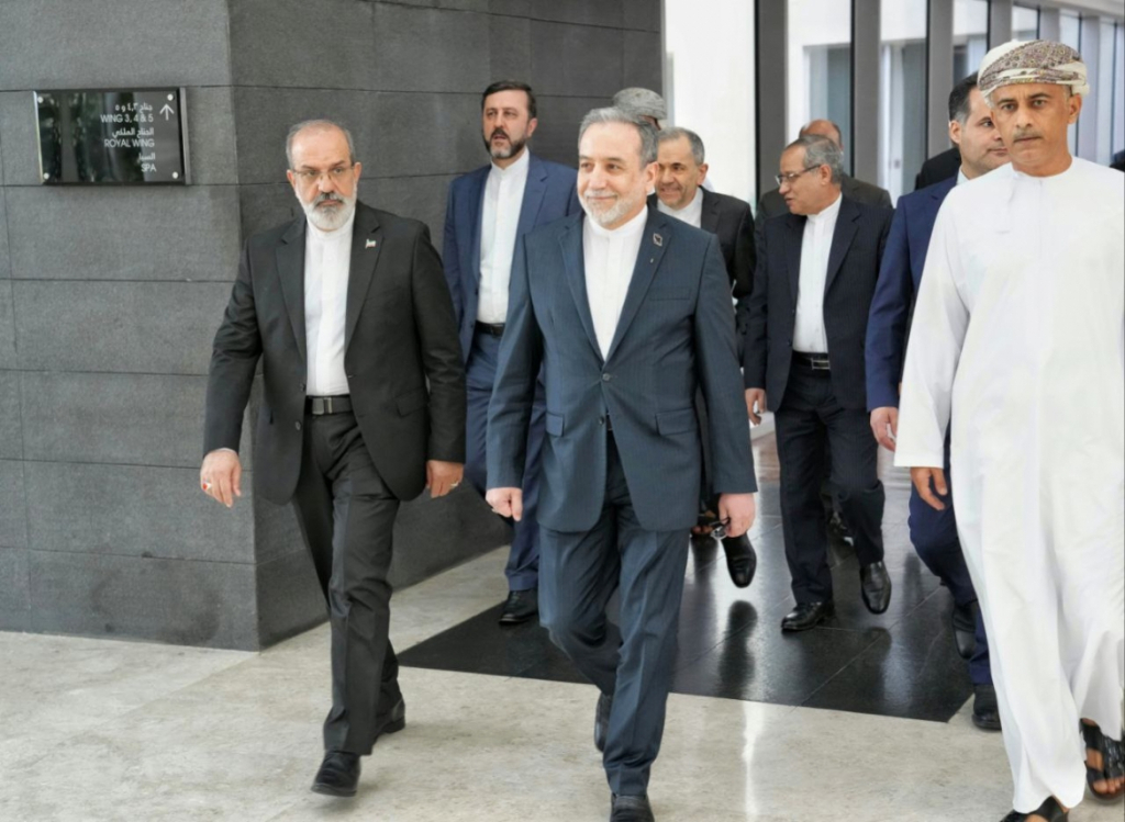 Ngoại trưởng Iran Abbas Araghchi (giữa) trên đường tới địa điểm diễn ra các cuộc đàm phán giữa Iran và Mỹ tại Muscat, Oman, ngày 6/2/2026. Ảnh: Bộ Ngoại giao Iran/AP