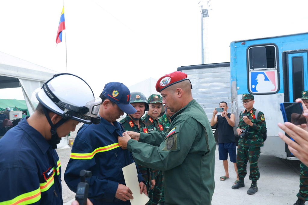 Lực lượng của Đoàn cứu nạn, cứu hộ Việt Nam nhận huy chương của Chính phủ Venezuela. Ảnh: TTO
