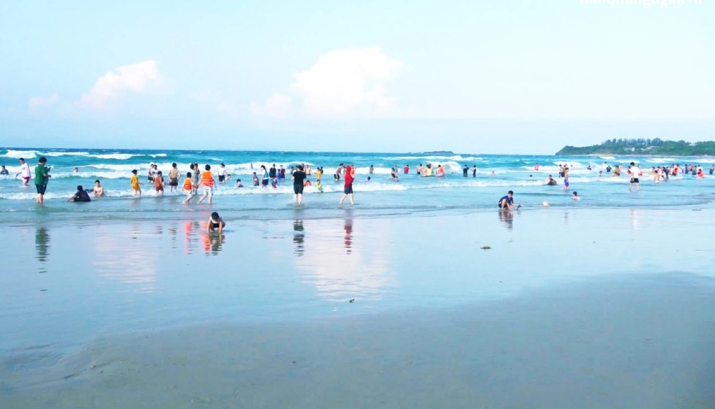 Người dân và du khách tắm biển Châu Tân, xã Đông Sơn.