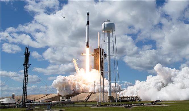 Tên lửa đẩy Falcon 9 mang theo tàu vũ trụ Crew Dragon rời bệ phóng tại Trung tâm vũ trụ Kennedy ở Florida, Mỹ. Ảnh tư liệu: THX/TTXVN