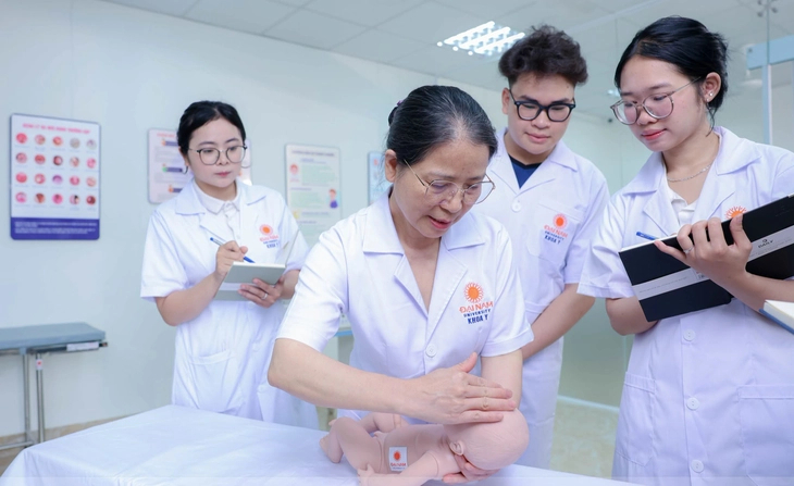 Sinh viên Trường đại học Đại Nam trong giờ học lâm sàng. Ảnh: DNU