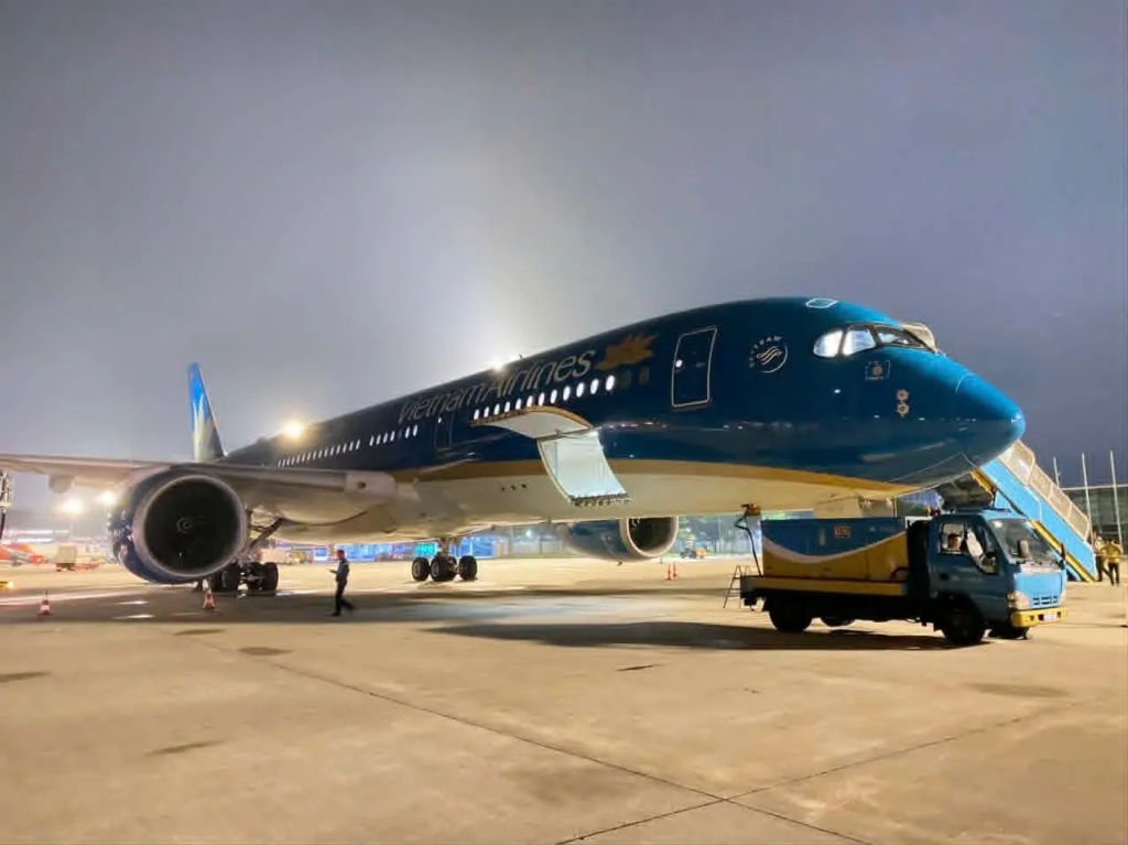Chuyến bay đặc biệt được thực hiện bằng tàu bay thân rộng A350, cất cánh lúc 23 giờ 30 ngày 8/7 từ sân bay quốc tế Nội Bài.