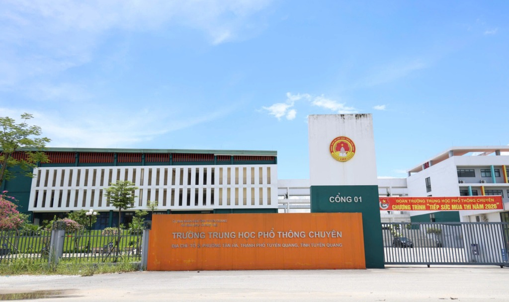 Cổng trường THPT chuyên Tuyên Quang. Ảnh: Thanh Hằng