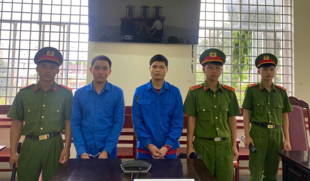 Hai bị cáo tại phiên tòa.