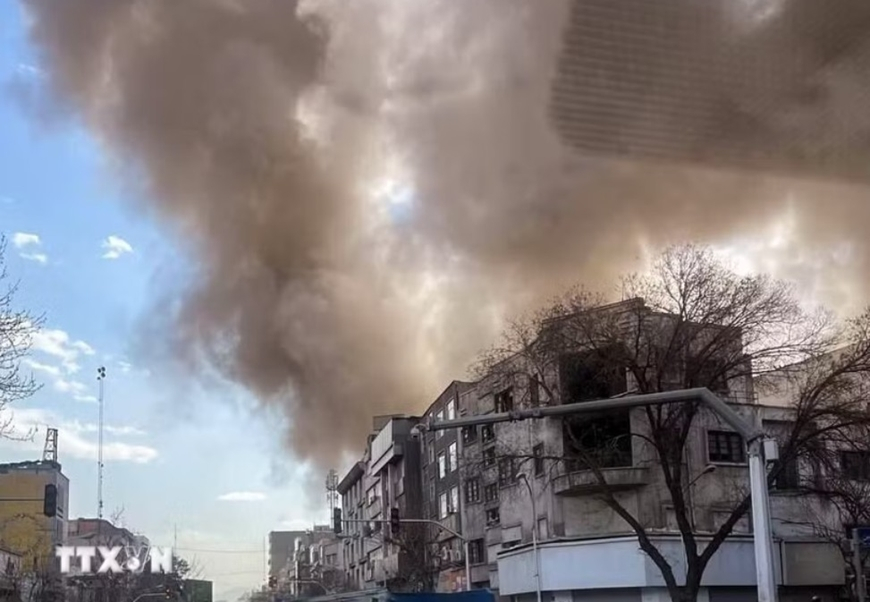Khói bốc lên sau các vụ không kích của lực lượng Mỹ-Israel nhằm vào các mục tiêu ở Tehran, Iran. Ảnh: ANI/TTXVN