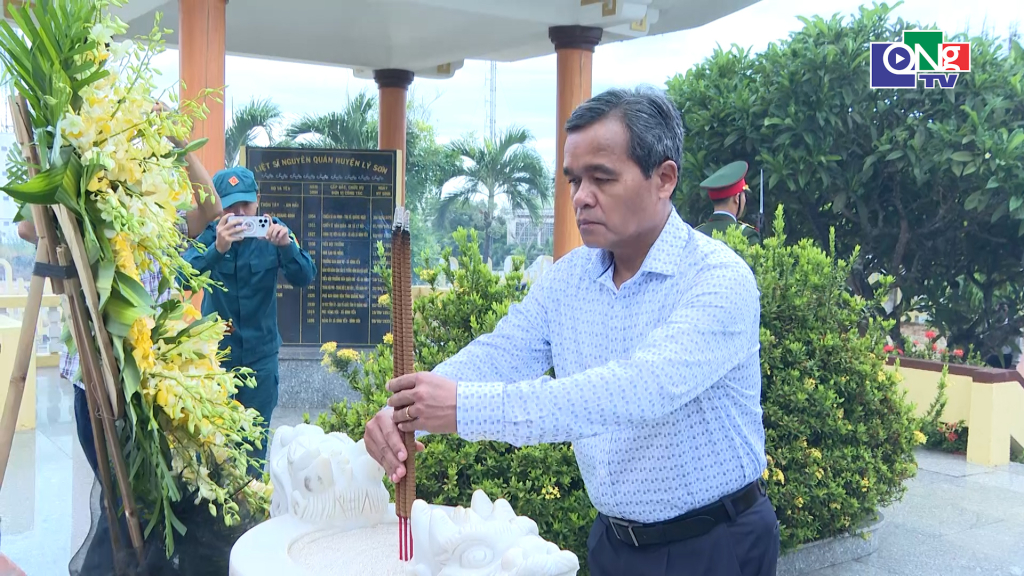 Bí thư Tỉnh ủy Hồ Văn Niên dâng hương tại Nghĩa trang Liệt sĩ Đặc khu Lý Sơn.