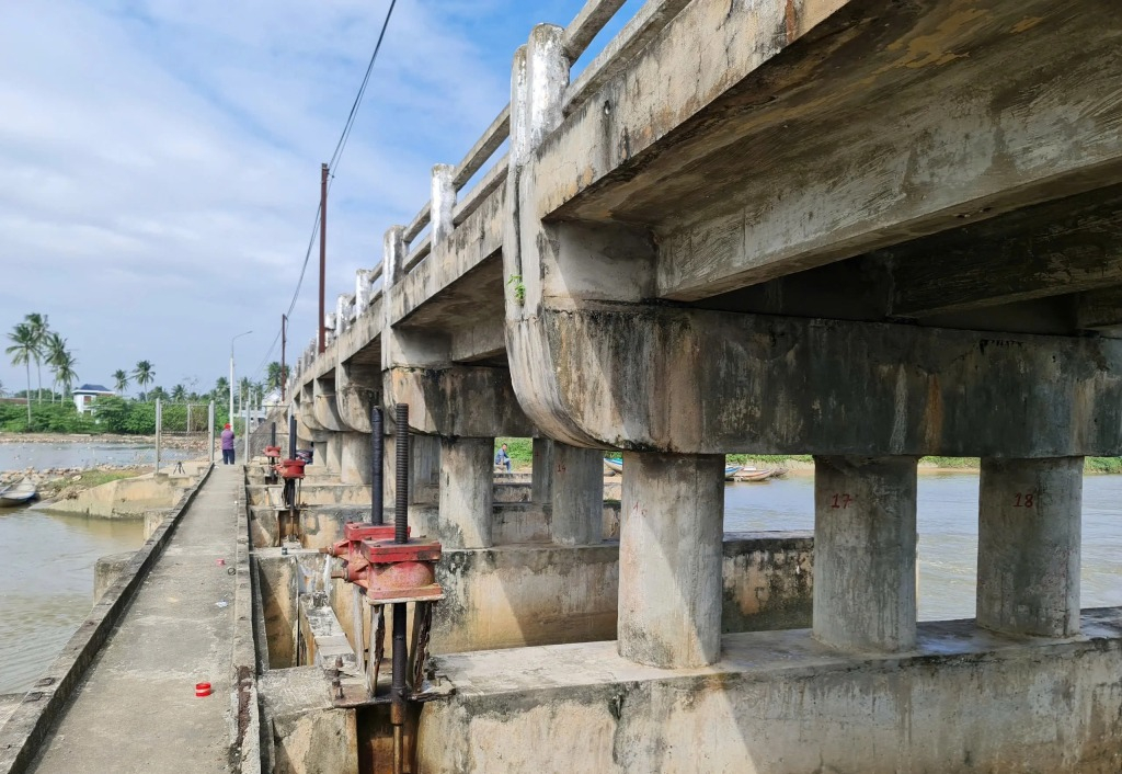 Đập ngăn mặn Hiền Lương.
