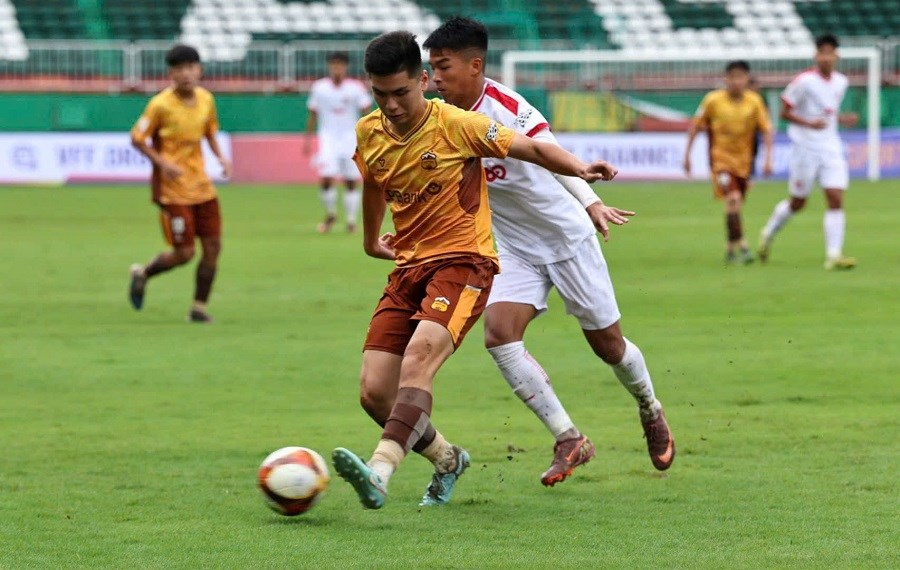 Ngay sau Lễ khai mạc, trận đấu đầu tiên của vòng chung kết đã diễn ra giữa đội chủ nhà LPBank Hoàng Anh Gia Lai và Thể Công Viettel I.